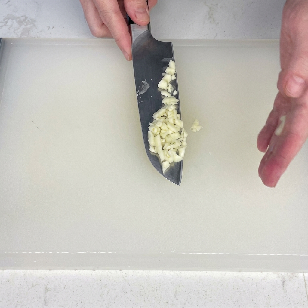 Speckscheiben werden auf einem Schneidebrett in kleine Stücke geschnitten.