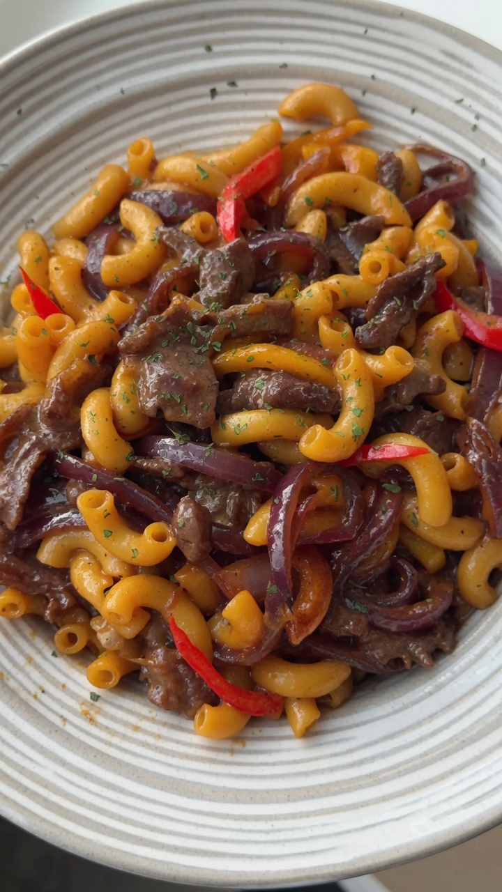Klassische Rindfleisch-Makkaroni mit schwarzem Pfeffer
