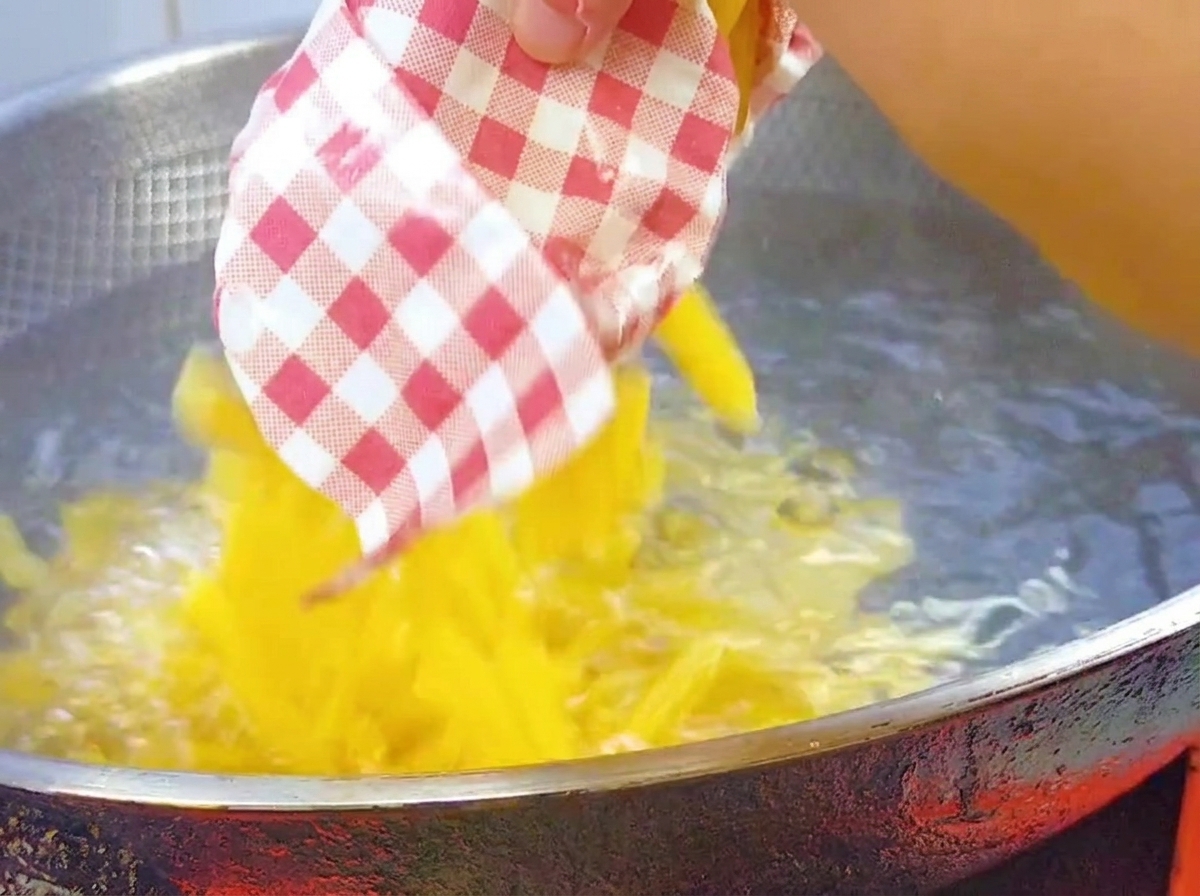 Trockene Penne-Pasta wird in einen großen Topf mit kochendem Salzwasser gegeben.