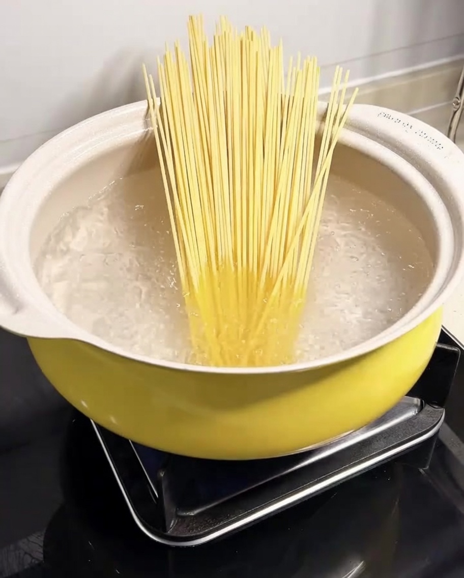 Spaghetti in einem Topf mit kochendem Wasser.