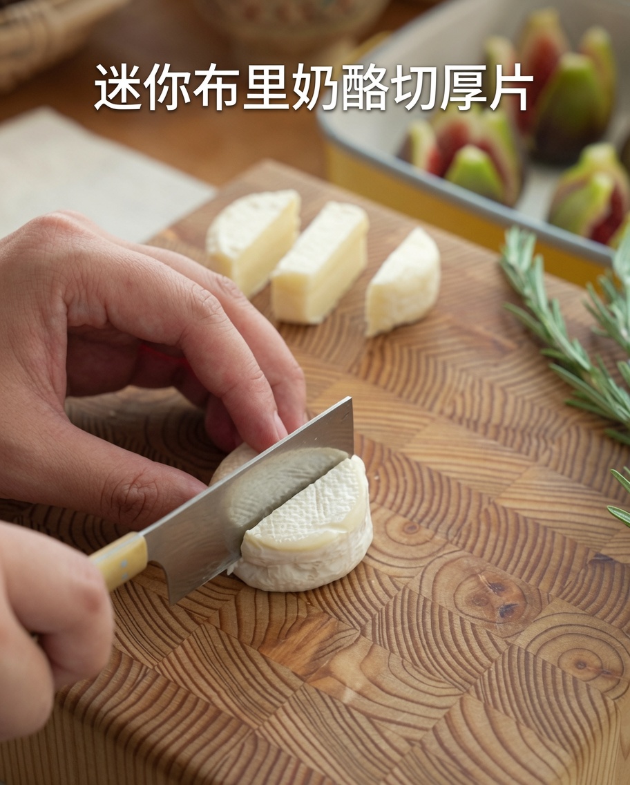 Dicke Scheiben cremiger Brie-Käse auf einem Holzschneidebrett.