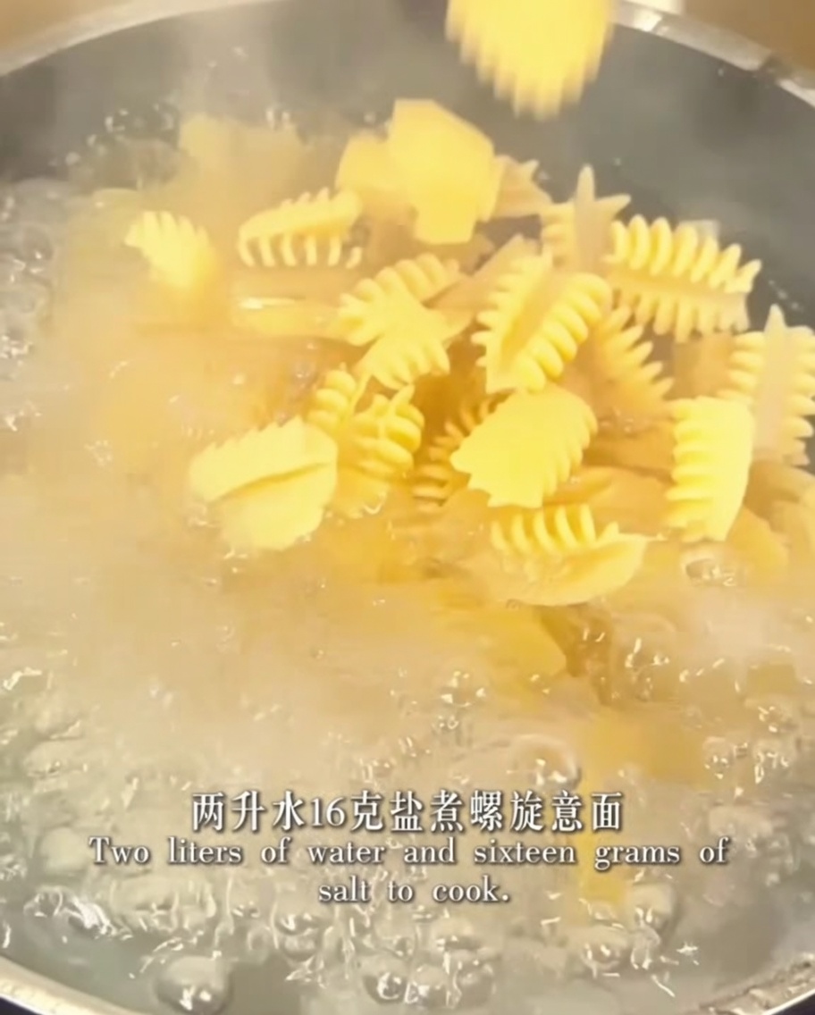 Spirelli-Nudeln kochen in einem Topf mit kochendem Salzwasser.