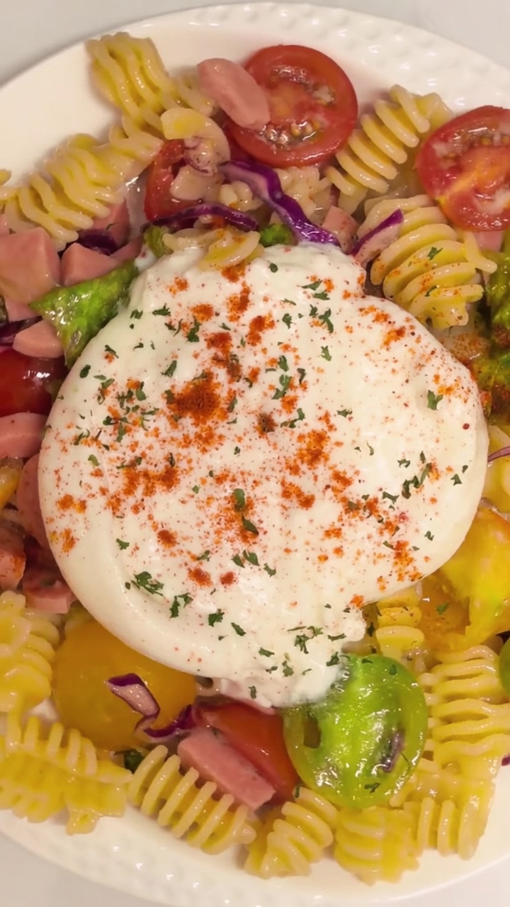 Kalter Spirelli-Nudelsalat mit cremiger Burrata