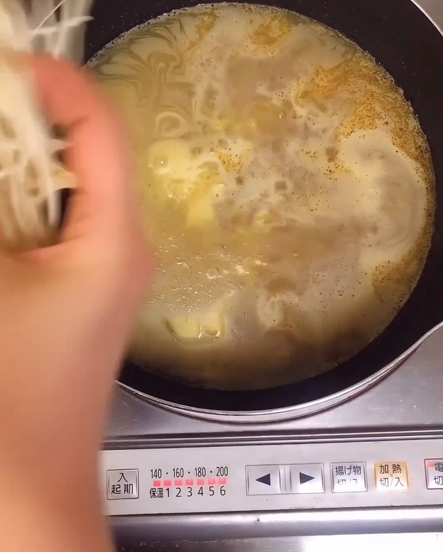 Frische Sojasprossen werden zum Topf mit den kochenden Ramen-Nudeln gegeben.
