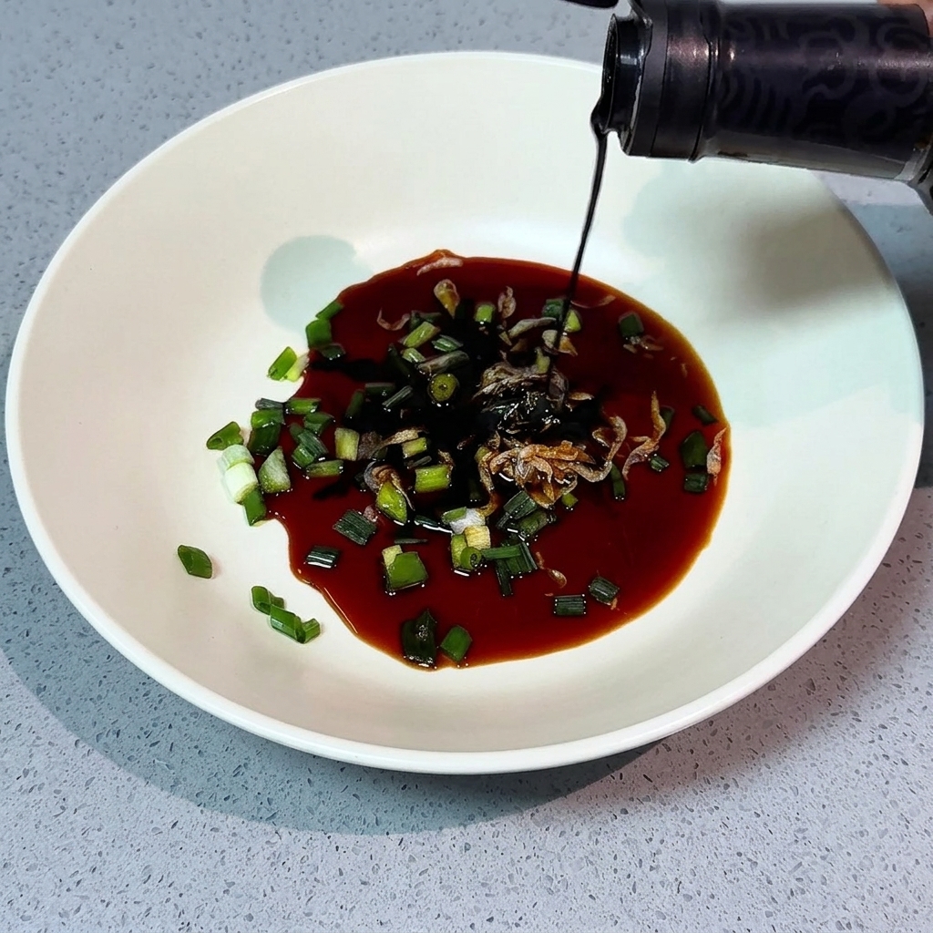 Ein Löffel Salz wird in eine weiße Schüssel mit Frühlingszwiebeln und anderen Gewürzen gegeben.