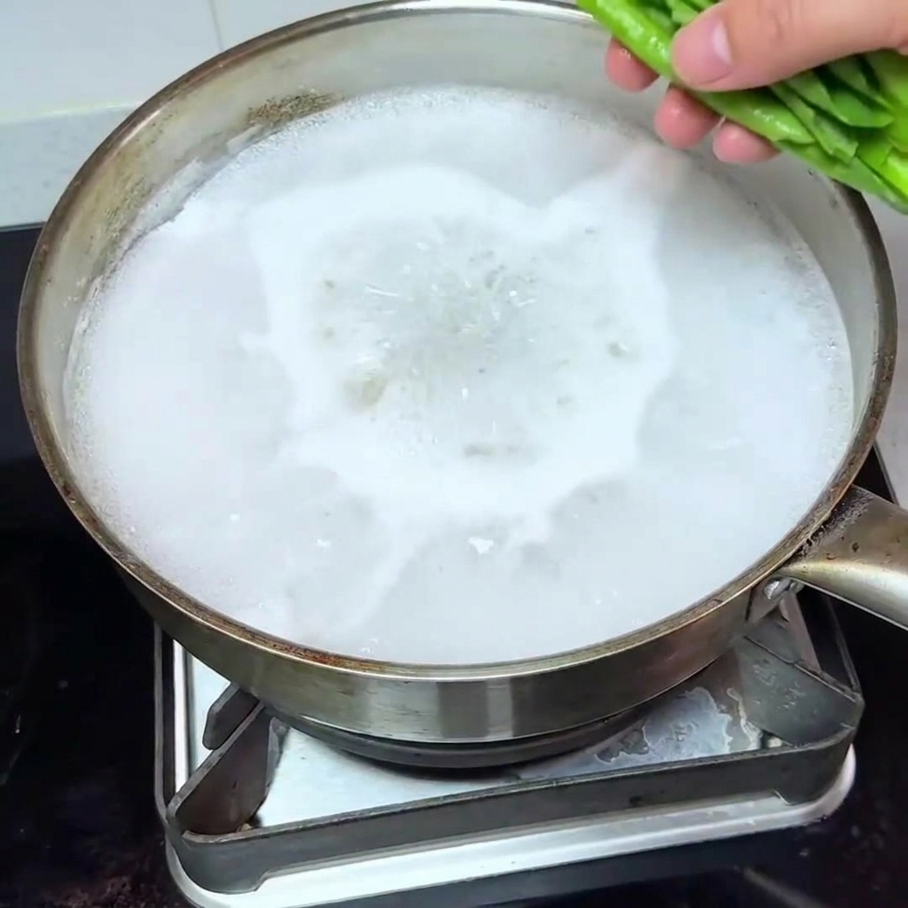 Frischer Pak Choi wird in einen Topf mit kochendem Wasser gegeben.