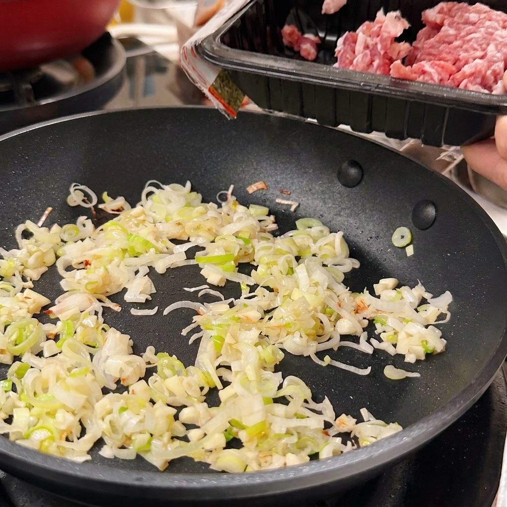 Schweinehackfleisch wird in der Pfanne angebraten.