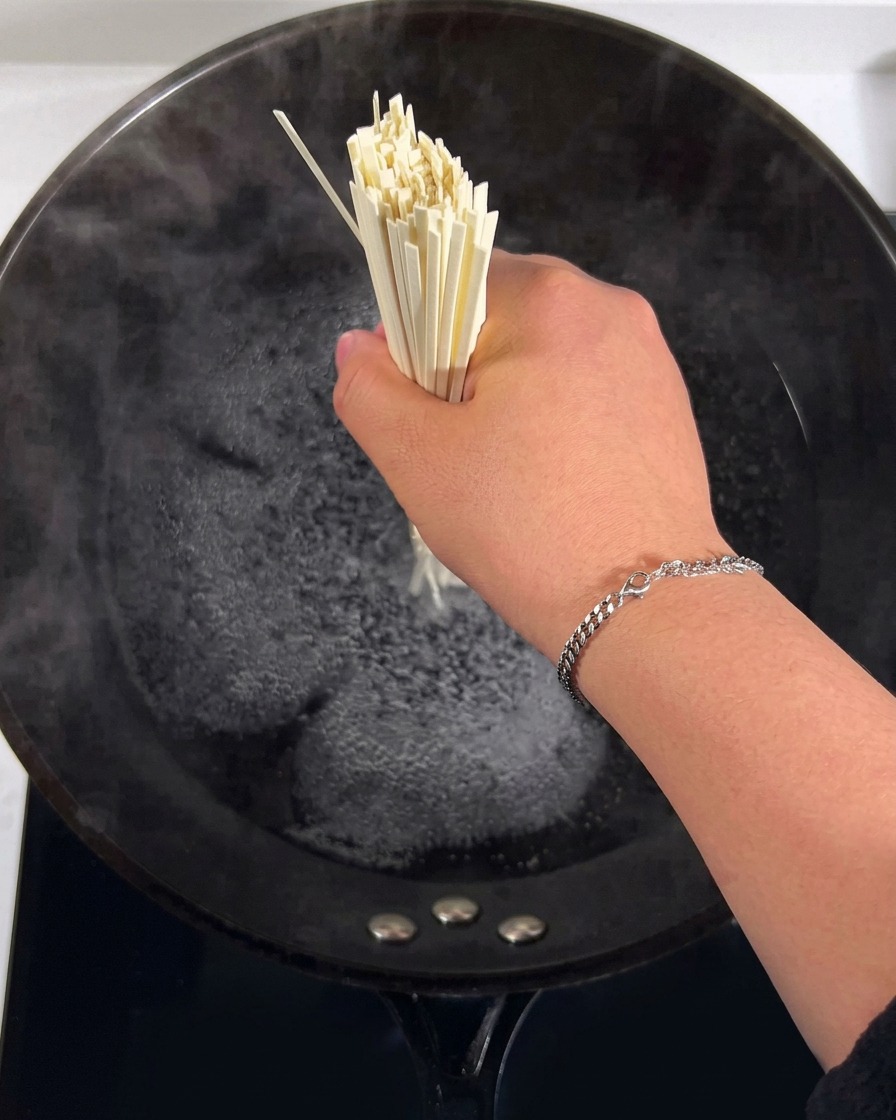 Nudeln kochen in einem großen Topf mit Wasser.