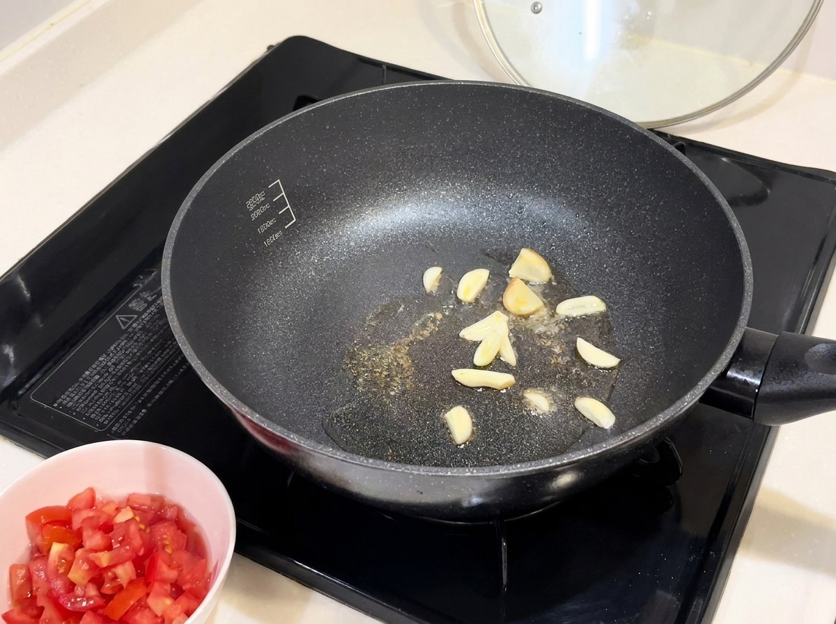 Goldbraune Knoblauchscheiben braten in einer heißen, geölten Pfanne.