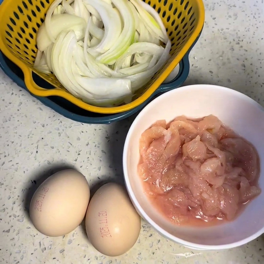 Hähnchenbruststücke, umhüllt von einer dunklen Marinade, in einer weißen Schüssel.