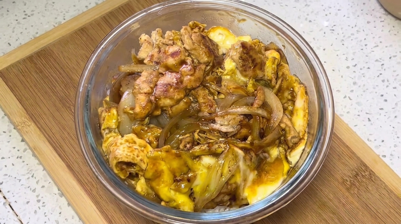 Hähnchen-Ei-Reisschüssel (Oyakodon-Art)