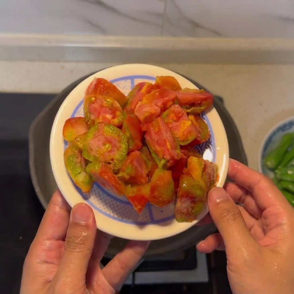 Ein Teller mit gehäuteten, gewürfelten Tomaten, bereit für die Zubereitung.