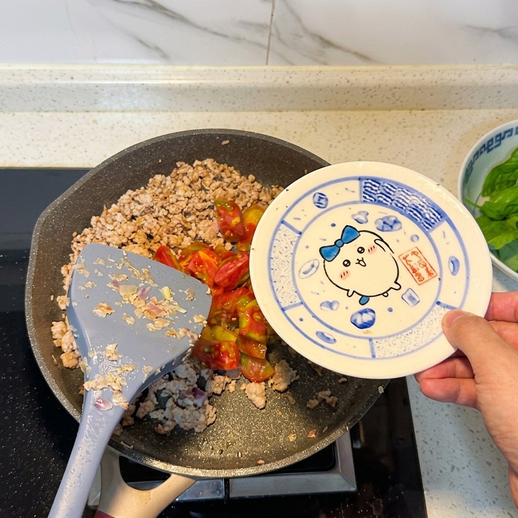 Gehackte Tomaten werden zum gebräunten Fleisch in die Pfanne gegeben.
