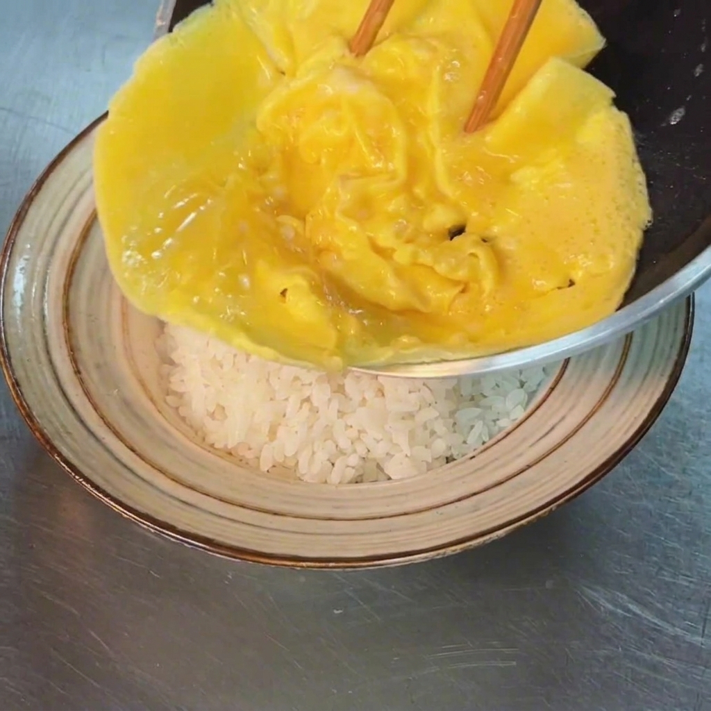 Das Omelett wird über den Reis in eine Bowl gegeben.