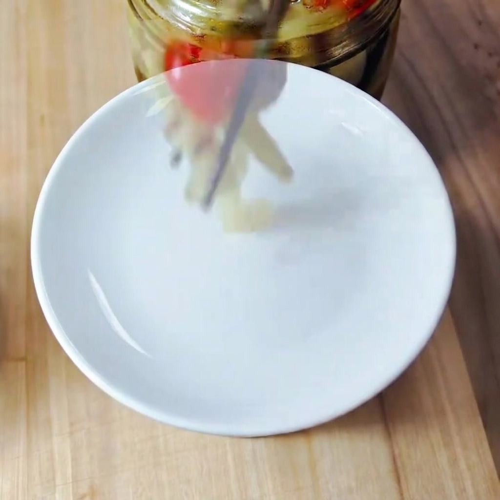 Fein gehackte Kimchi-Stücke auf einem hölzernen Schneidebrett.
