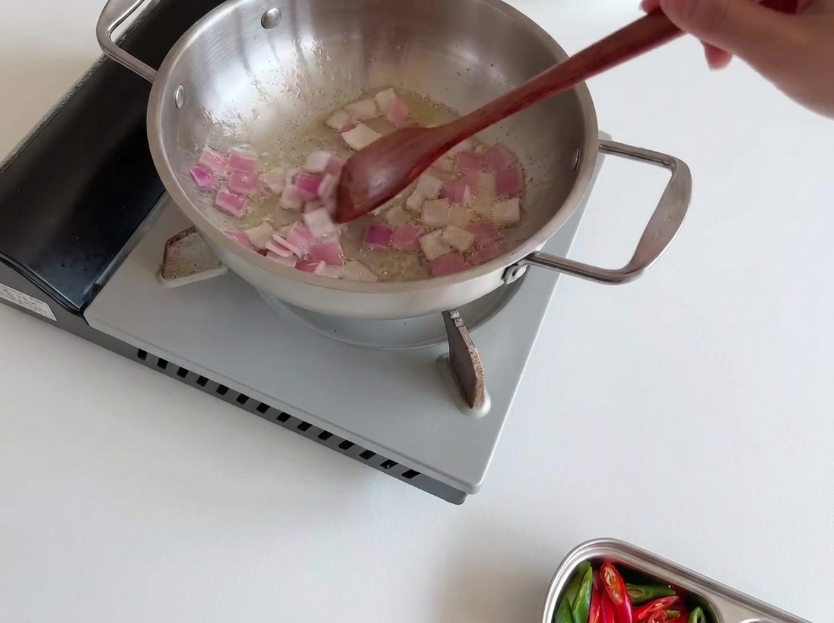 Enoki-Pilze werden gleichmäßig auf den Zwiebeln verteilt.