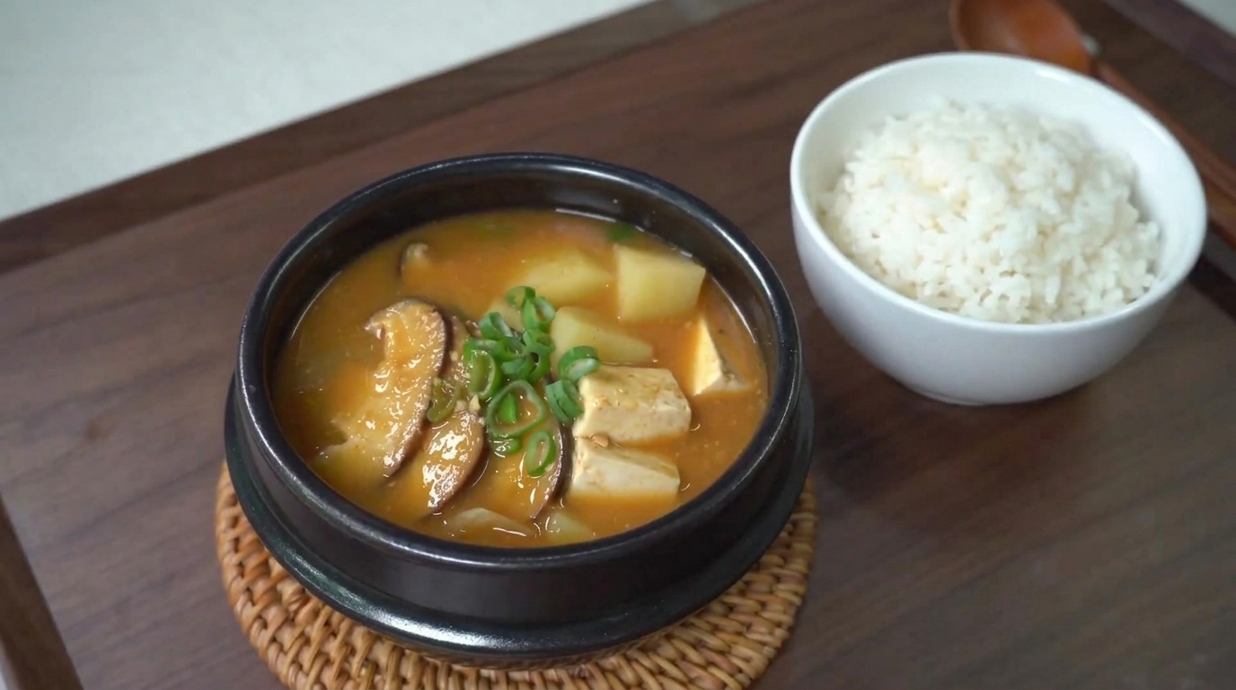 Traditioneller koreanischer Sojabohnenpasten-Eintopf (Doenjang Jjigae)