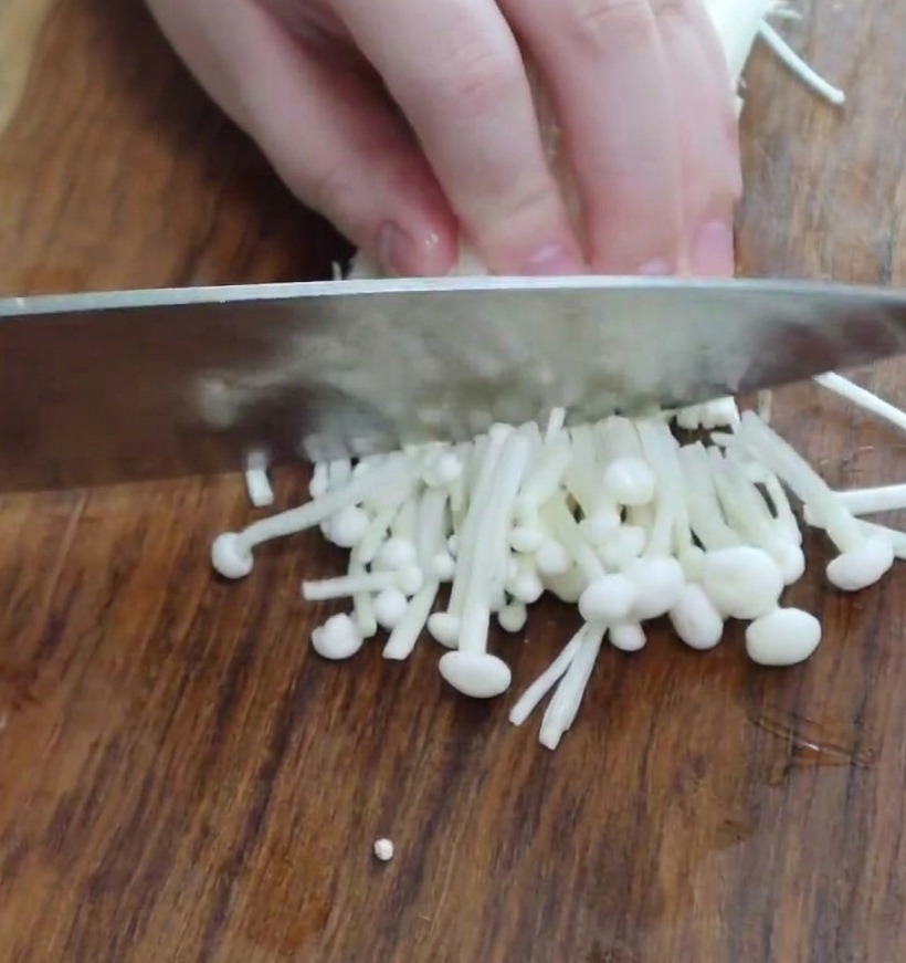 Geputzte Enoki-Pilzsträuße bereit zur Verarbeitung.