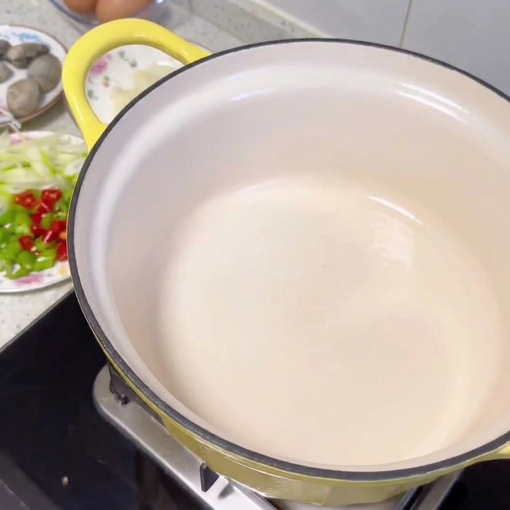 Rindfleischscheiben bräunen in einem heißen Topf und lassen ihren eigenen Saft aus.