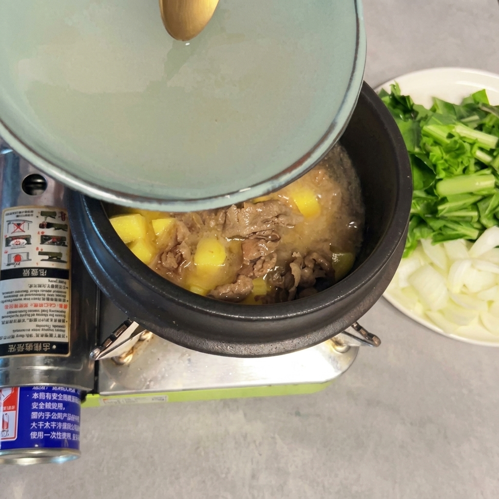 Reiswasser wird über das Fleisch und die Kartoffeln gegossen.