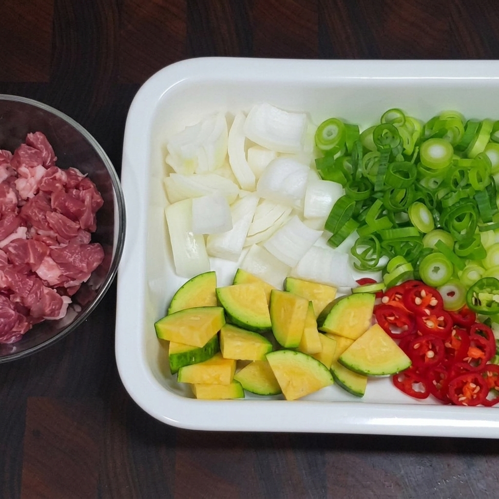 Chilipaste und Chilipulver werden mit Speiseöl und Sesamöl in einer Pfanne angebraten.