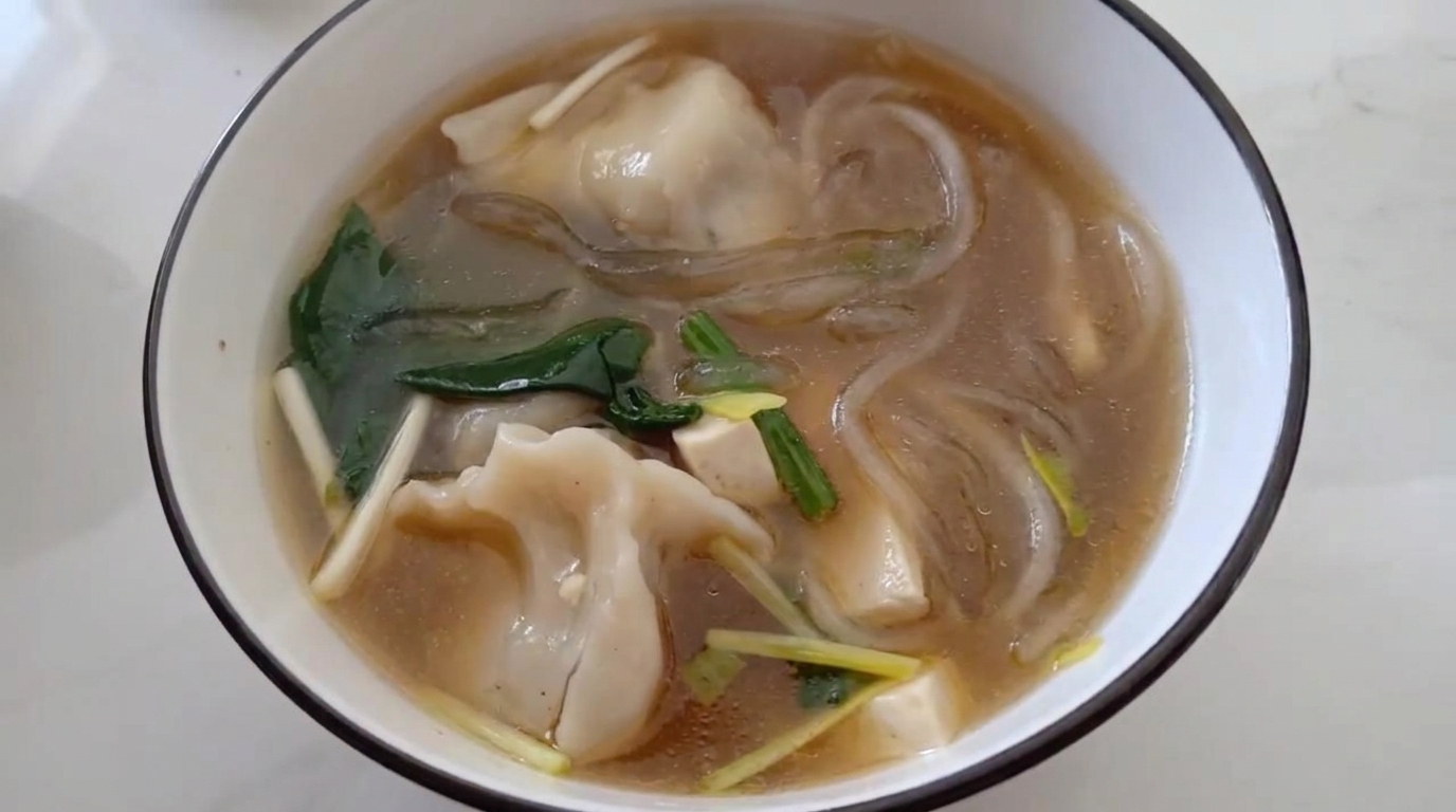 Wärmende Maultaschen-Suppe mit Glasnudeln und Spinat