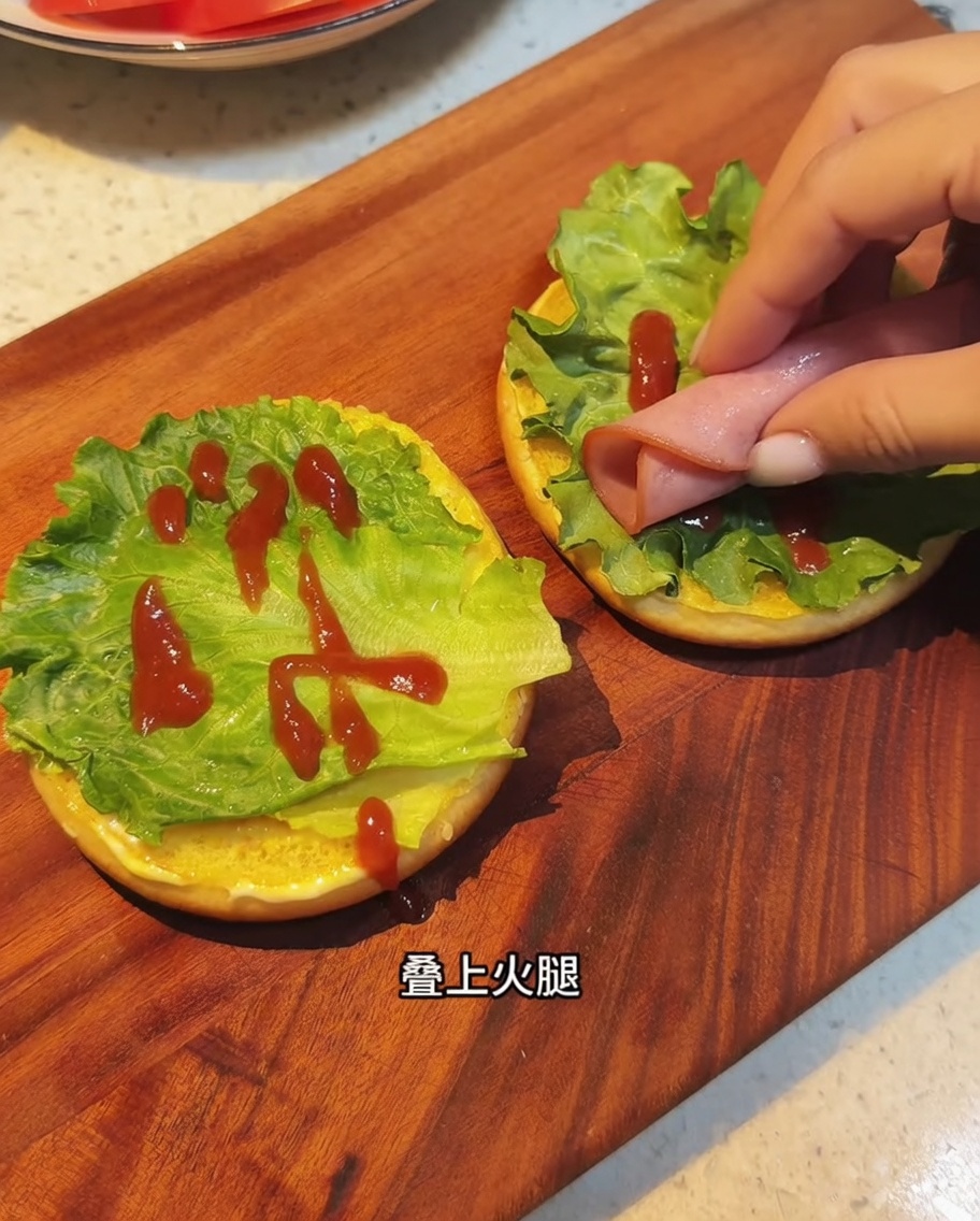 Gebratene Speckscheiben werden auf dem Salat und der Sauce platziert.