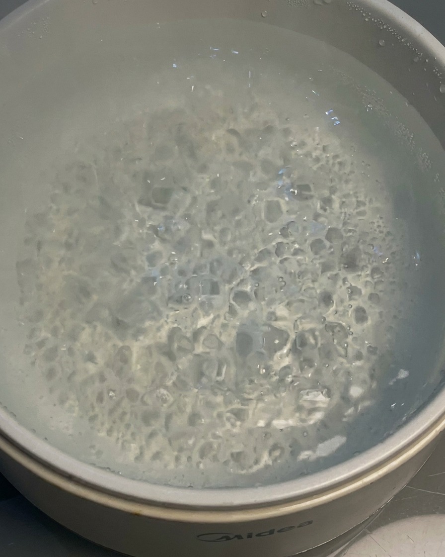 Nudeln kochen in einem Topf mit kochendem Wasser.