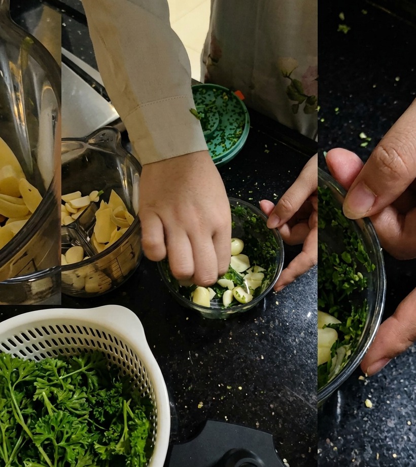 Frische Petersilie wird zu den Knoblauchzehen in den Zerkleinerer gegeben.