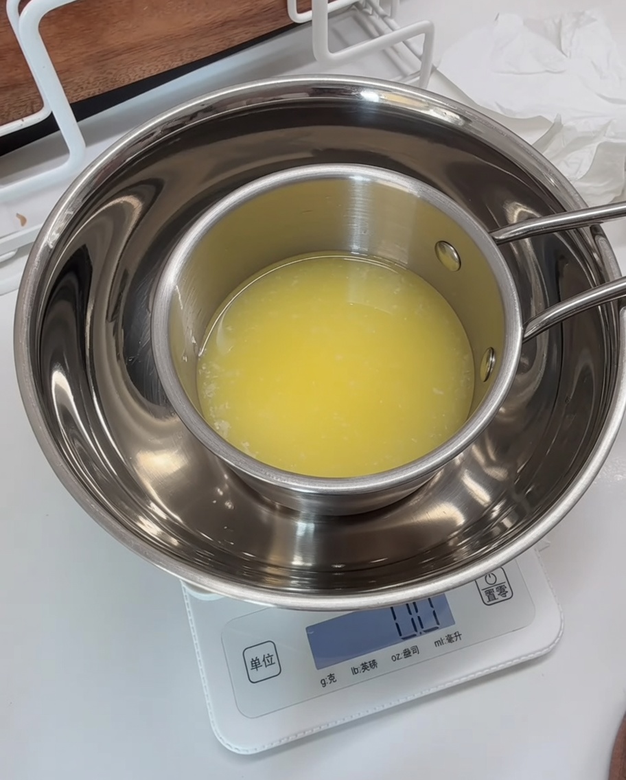 Die Kräutermischung wird mit geschmolzener Butter in einer Schale auf einer Waage kombiniert.