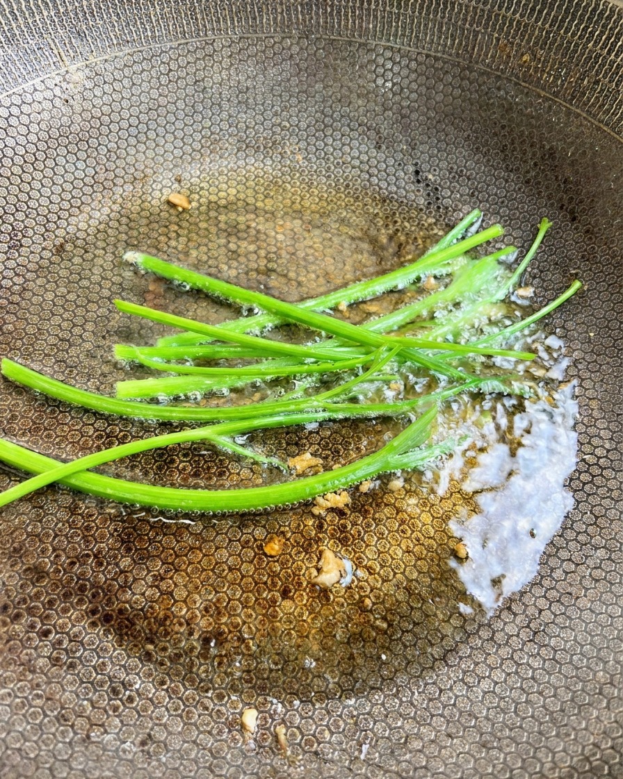 Frische Petersilienstiele im Knoblauchöl.