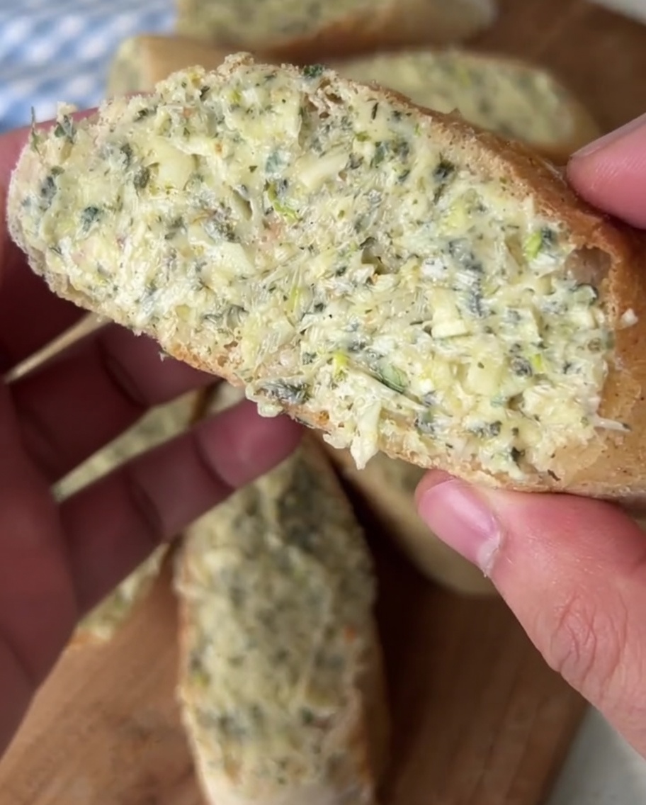 Olivenöl wird in eine heiße Pfanne gegeben.