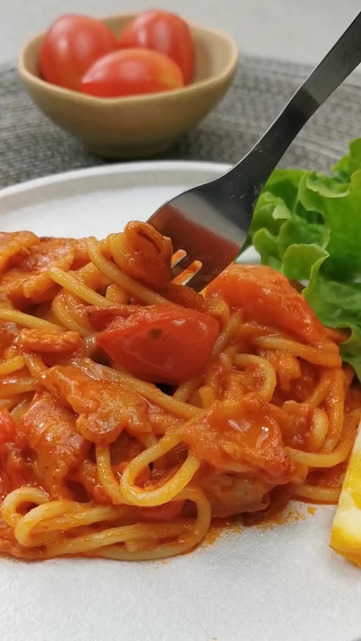 Klassische Tomaten-Speck-Pasta