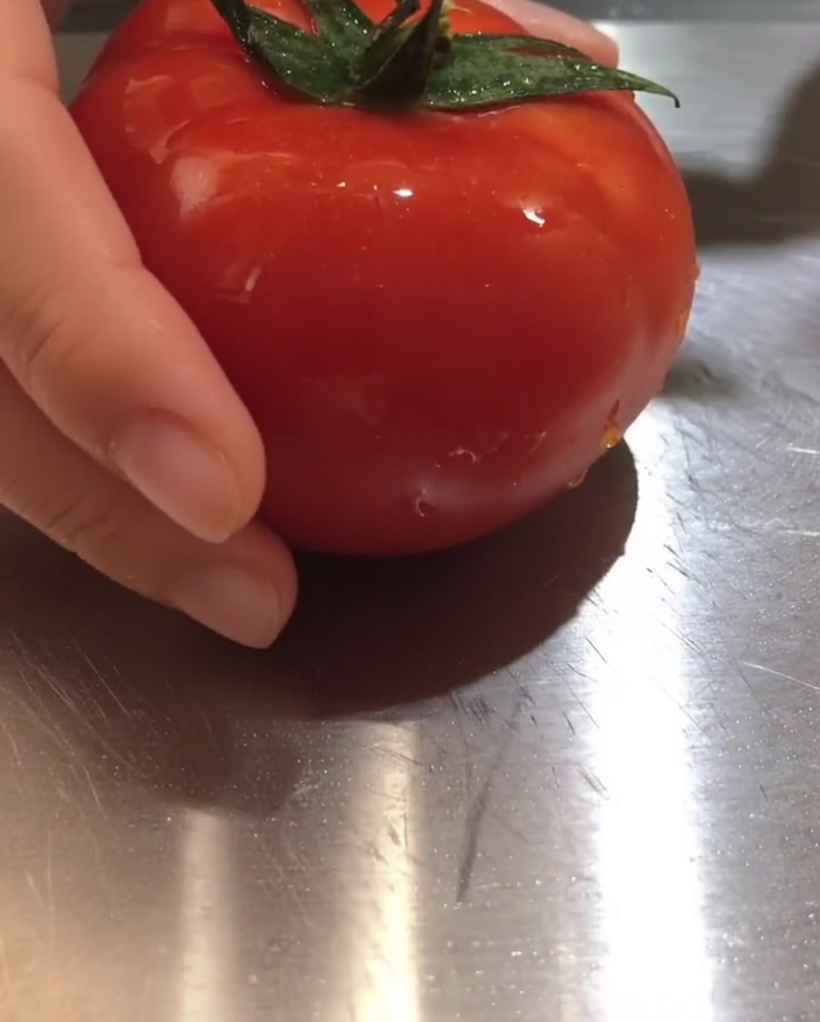 Frische Tomatenstücke auf einem Schneidebrett.