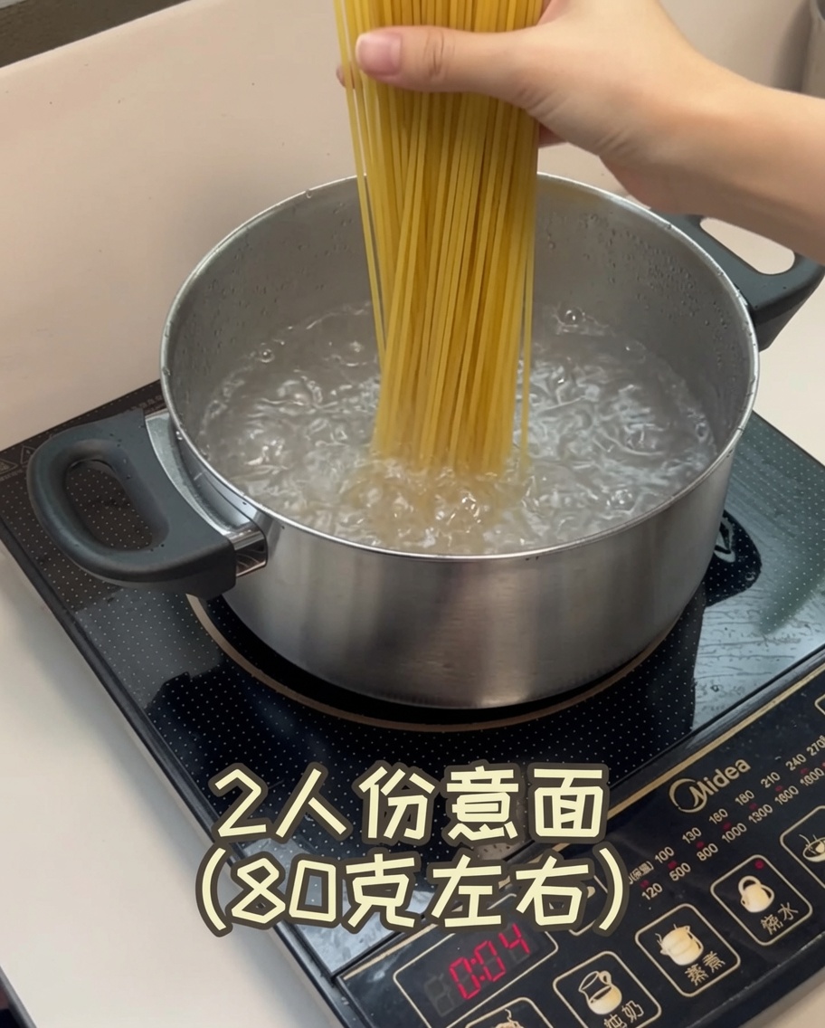 Nahaufnahme von trockenen Spaghetti, die in einen Topf mit sprudelndem Wasser gegeben werden.