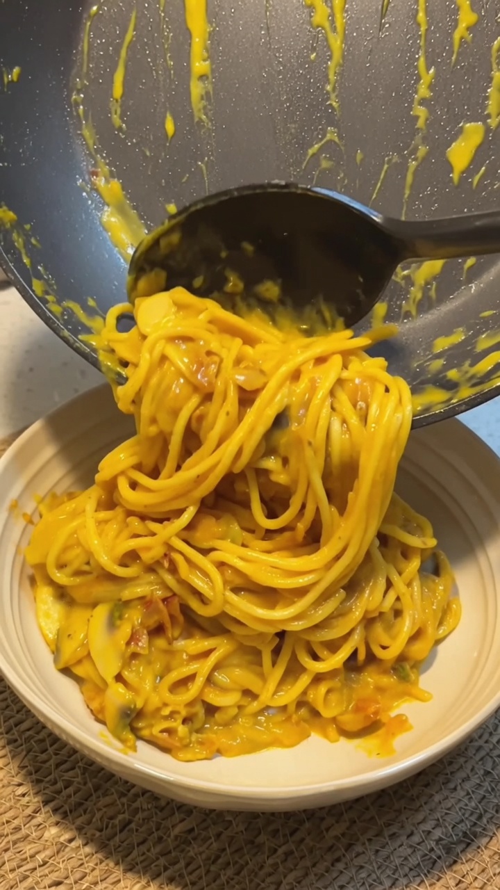 Cremige Kürbis-Speck-Spaghetti