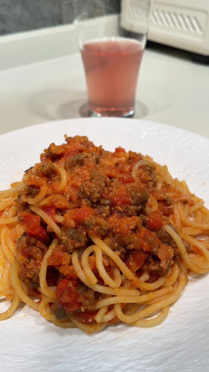 Einfache Spaghetti mit würziger Hackfleisch-Tomaten-Sauce