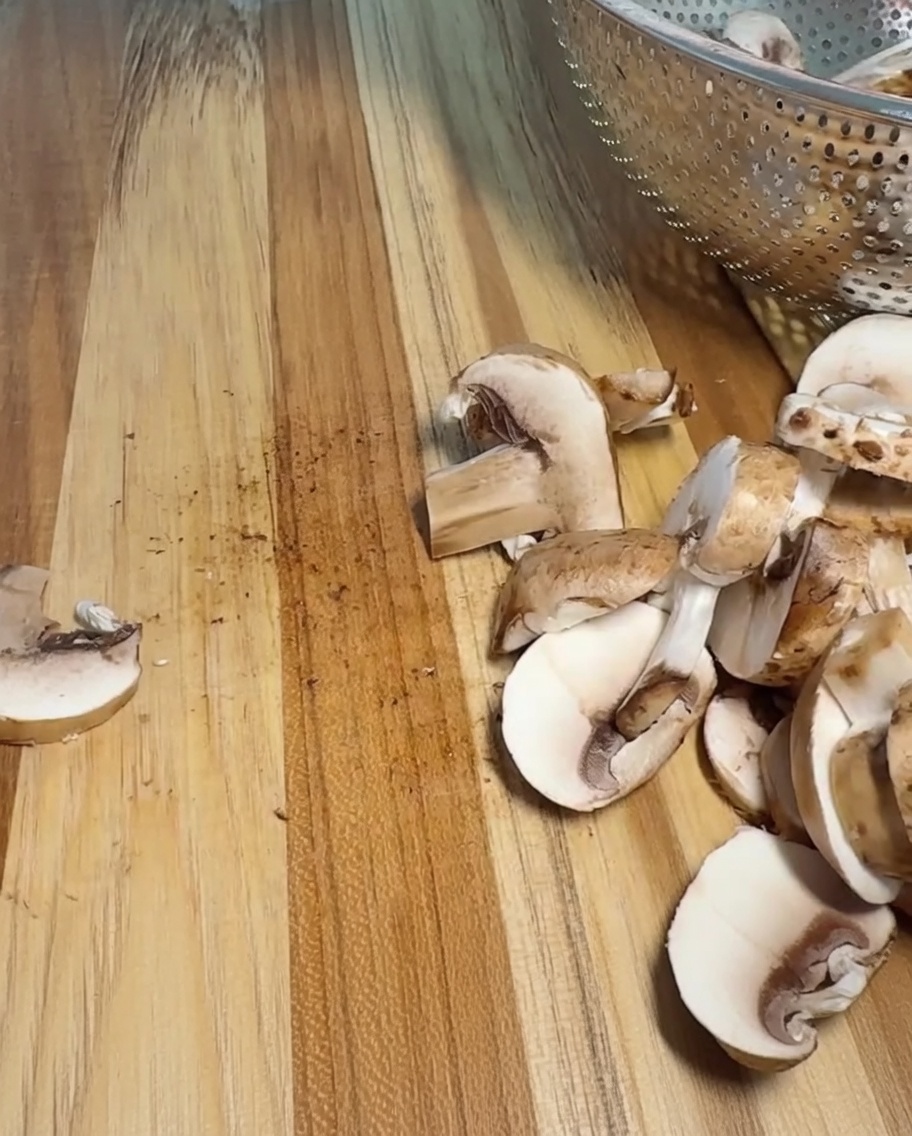 Eine Zwiebel, die sorgfältig in gleichmäßige Stücke auf einem Holzbrett geschnitten wird.