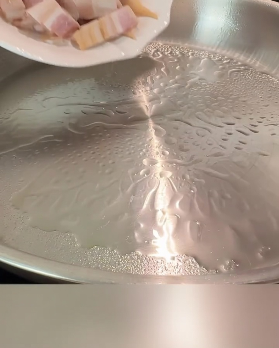 Speckstücke in einer heißen Pfanne, bis sie goldbraun und knusprig sind.