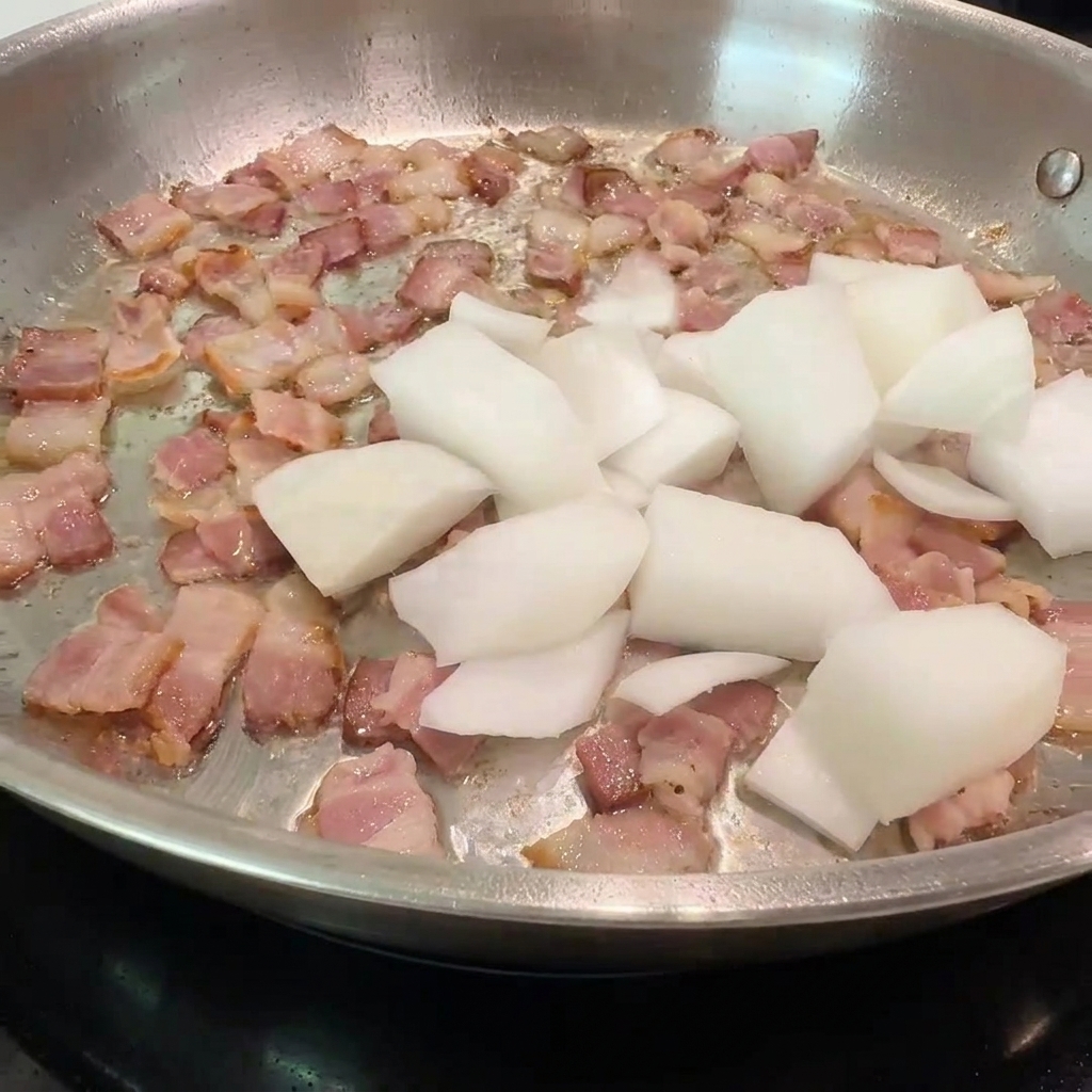 Gehackte Zwiebeln und Champignonscheiben werden in eine Pfanne mit knusprigem, gebräuntem Speck gegeben.