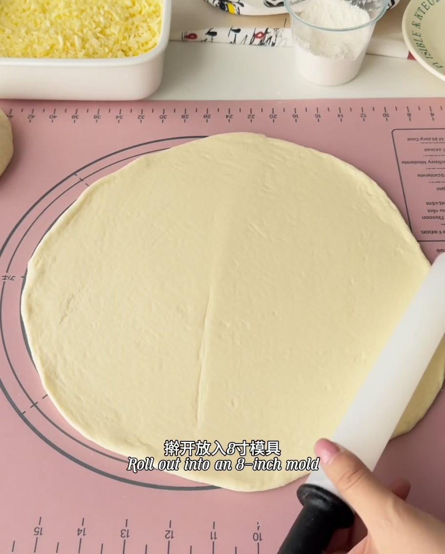 Der ausgerollte Pizzateig wird in eine 15 cm Metallbackform eingepasst.