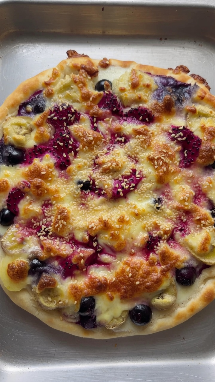 Hausgemachte süße Fruchtpizza mit Mozzarella