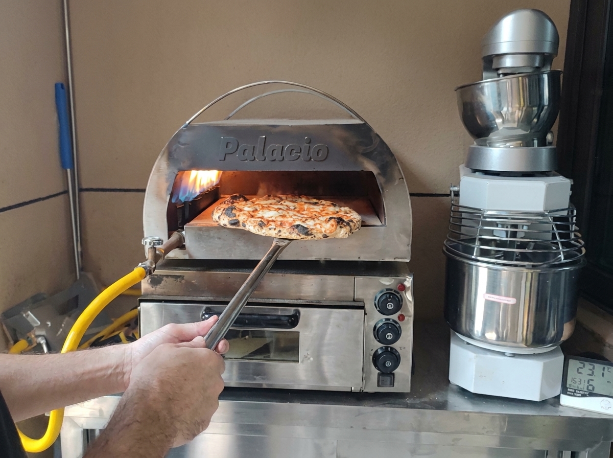 Eine perfekt gebackene Pizza mit knusprigem Rand wird aus dem Ofen geholt.