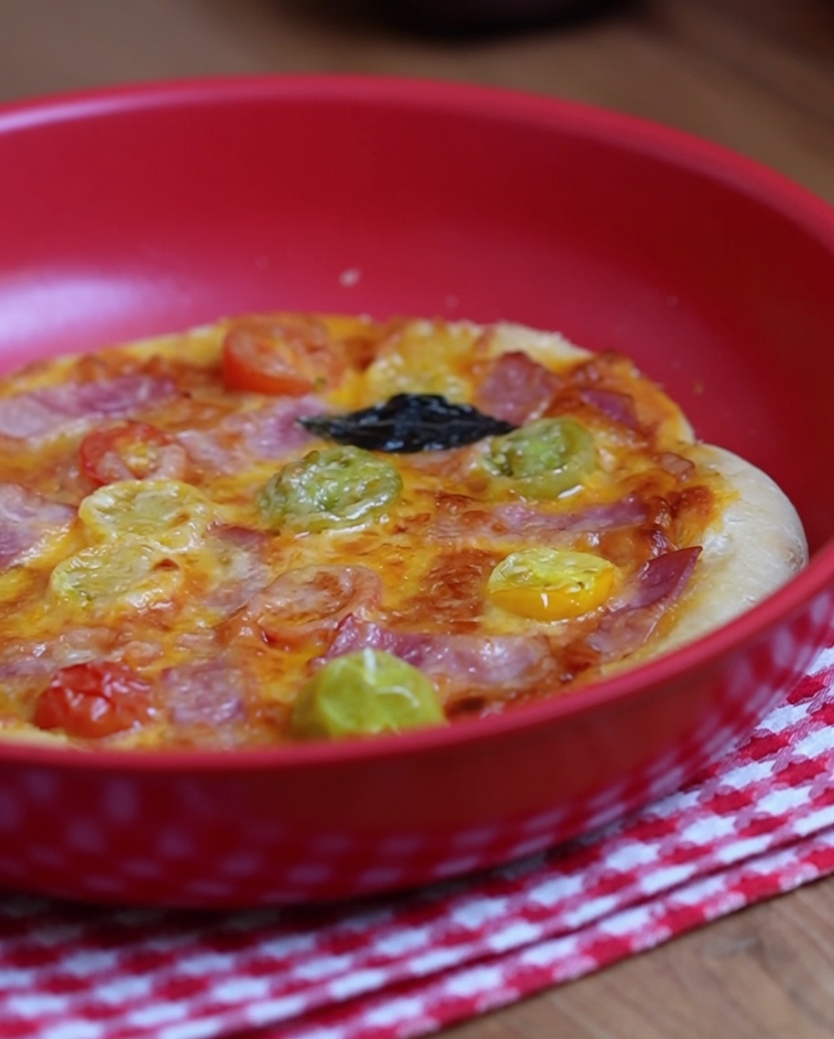 Eine Gabel sticht Löcher in die Mitte des Pizzabodens.