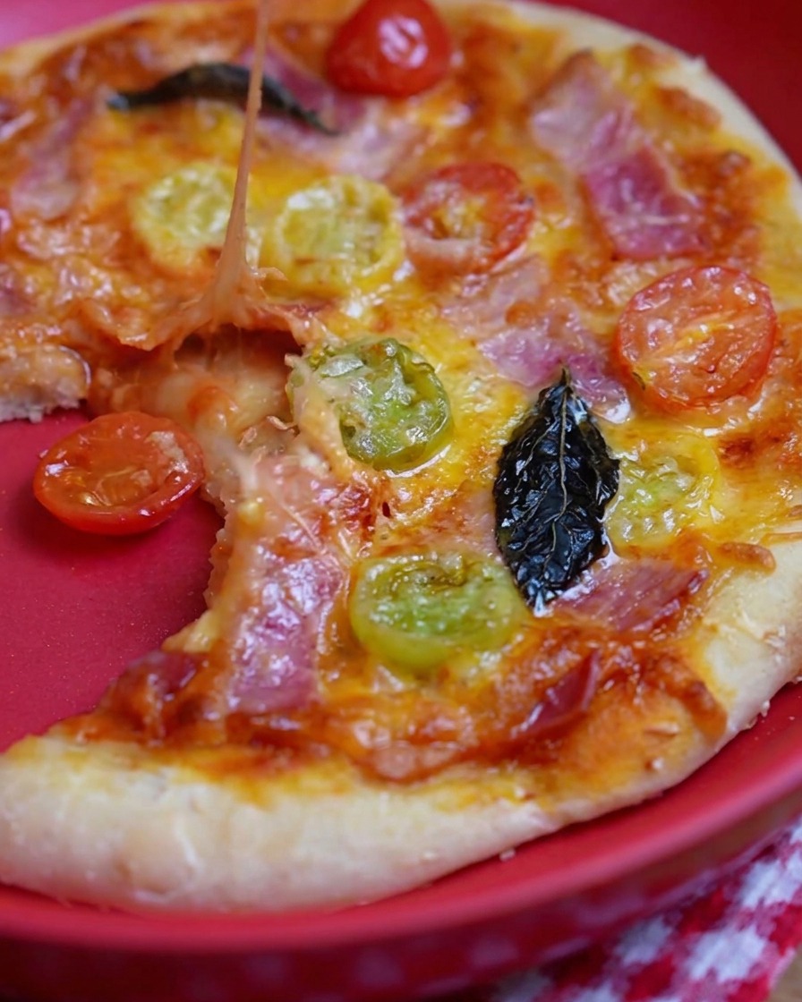 Ein Löffel verteilt rote Pizzasoße auf dem Teig.