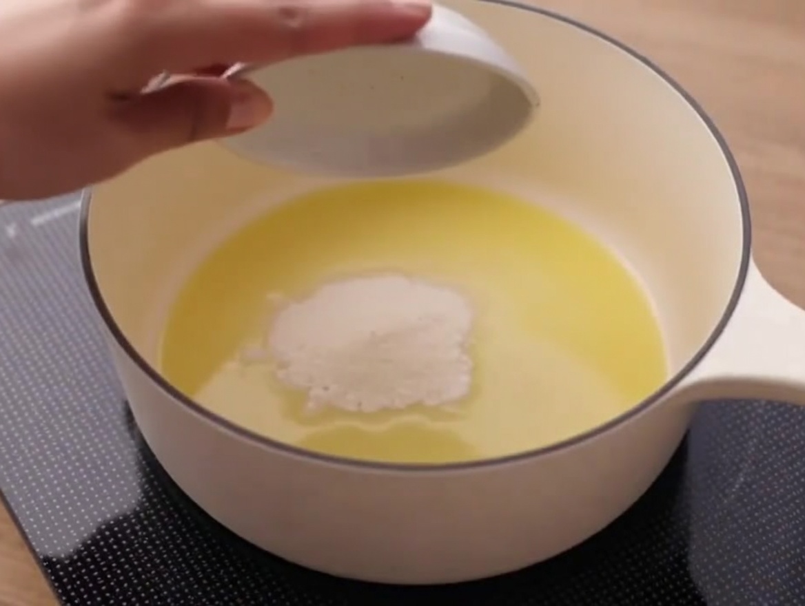 Mehl wird in einem Topf mit zerlassener Butter verrührt, sodass eine Paste entsteht.
