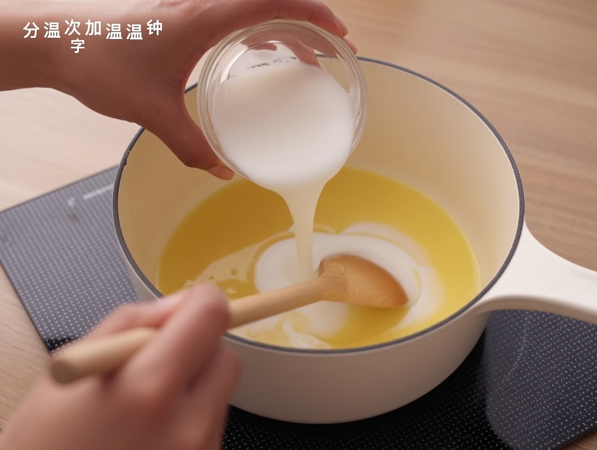 Milch wird in die Mehlschwitze gegossen und mit einem Holzlöffel untergerührt.