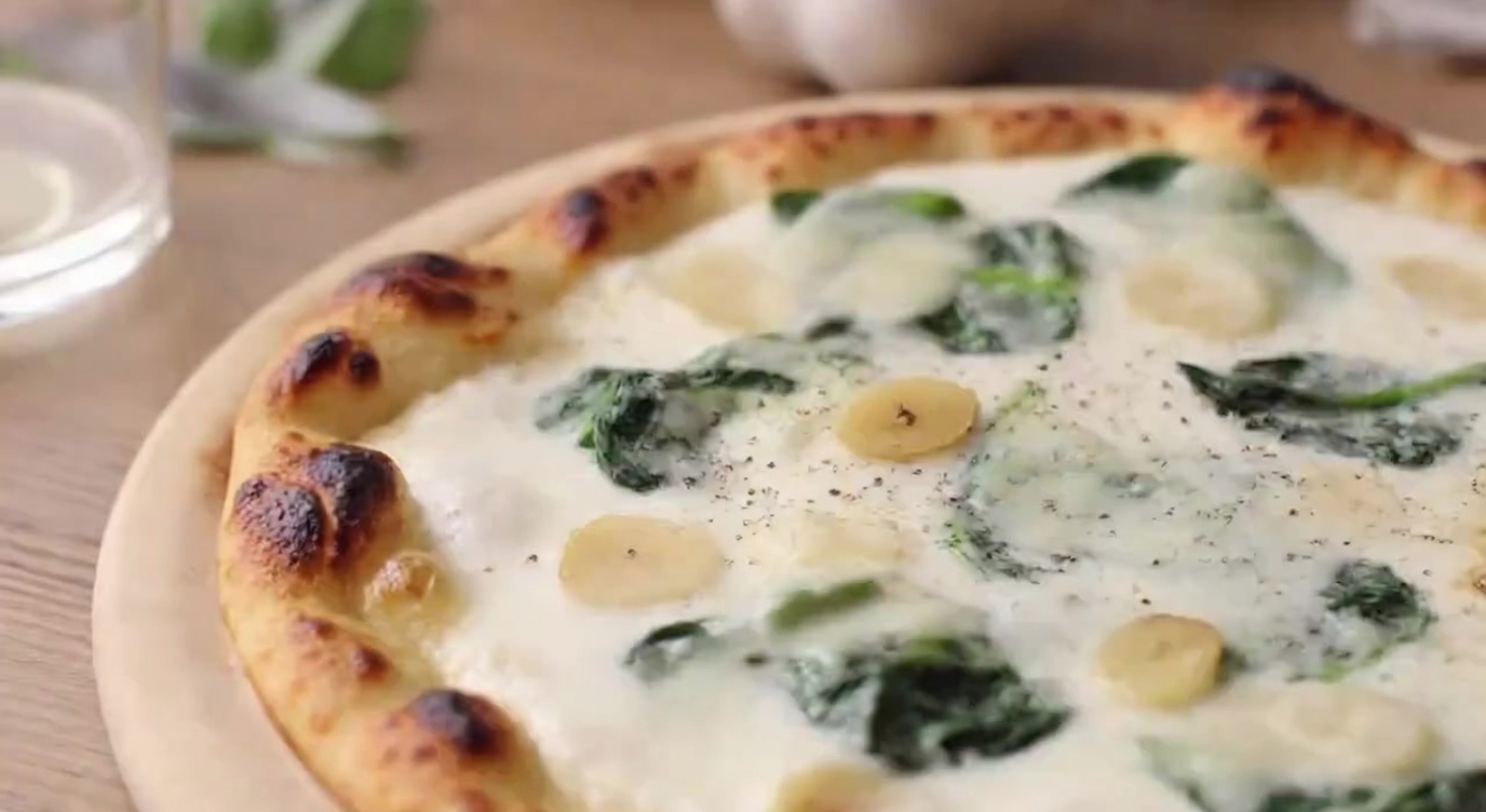 Cremige Pizza Bianca mit Spinat und Knoblauch