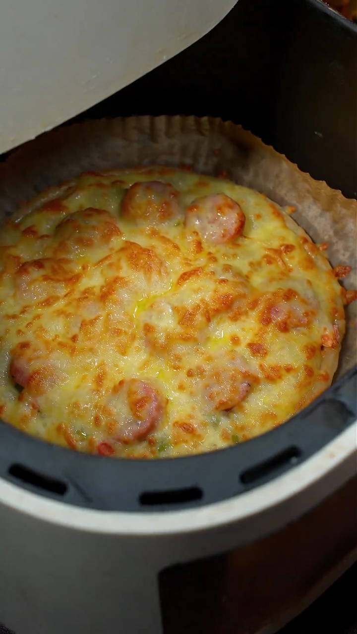 Airfryer-Wurstpizza (mit Frühlingszwiebel-Pfannkuchen-Boden)