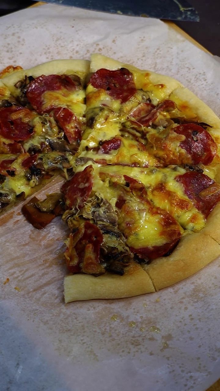 Klassische hausgemachte Pizza mit Peperoni und Pilzen